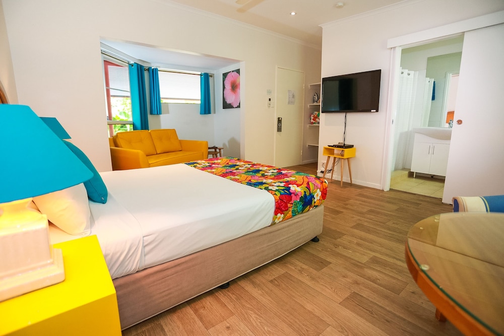 PORT DOUGLAS MOTEL 8/73