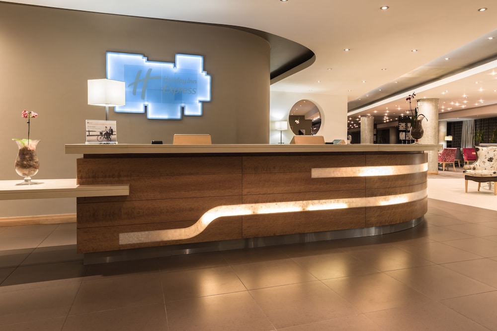 HOLIDAY INN EXPRESS DURBAN - UMHLANGA 11/83