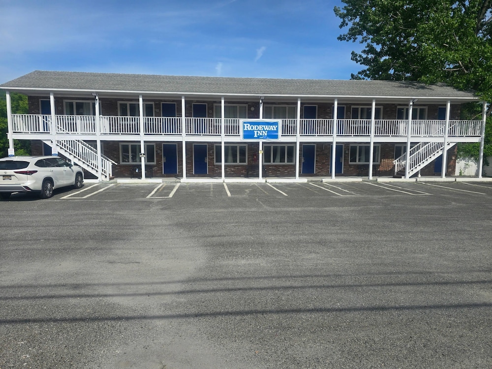 Rodeway Inn Adams, MA 27/34