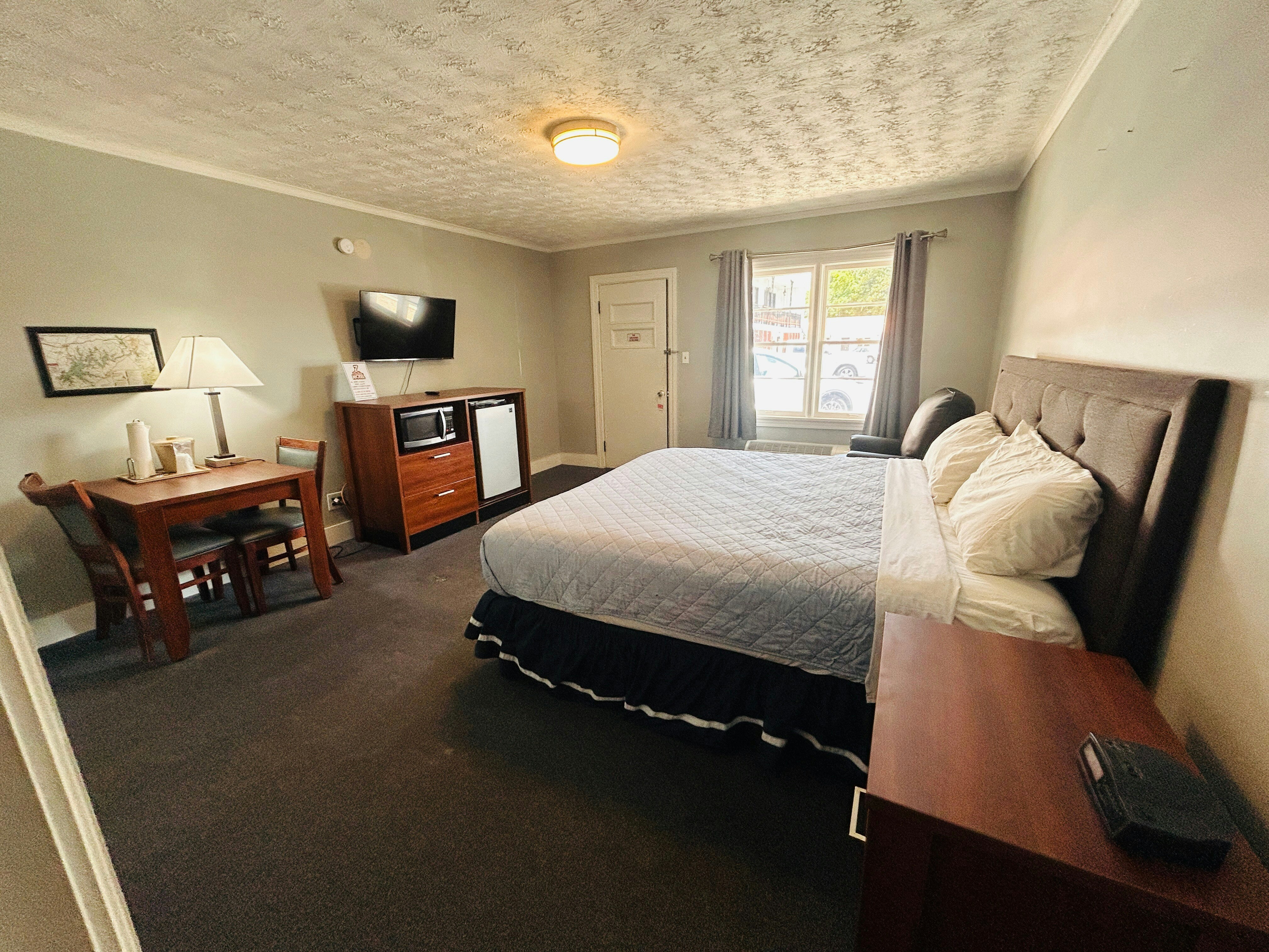 Room at 7 Gables Motel Burnside Near Somerset US 27, Burnside - KY