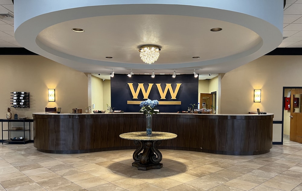 Whispering Woods Hotel & Conference Center 6/39