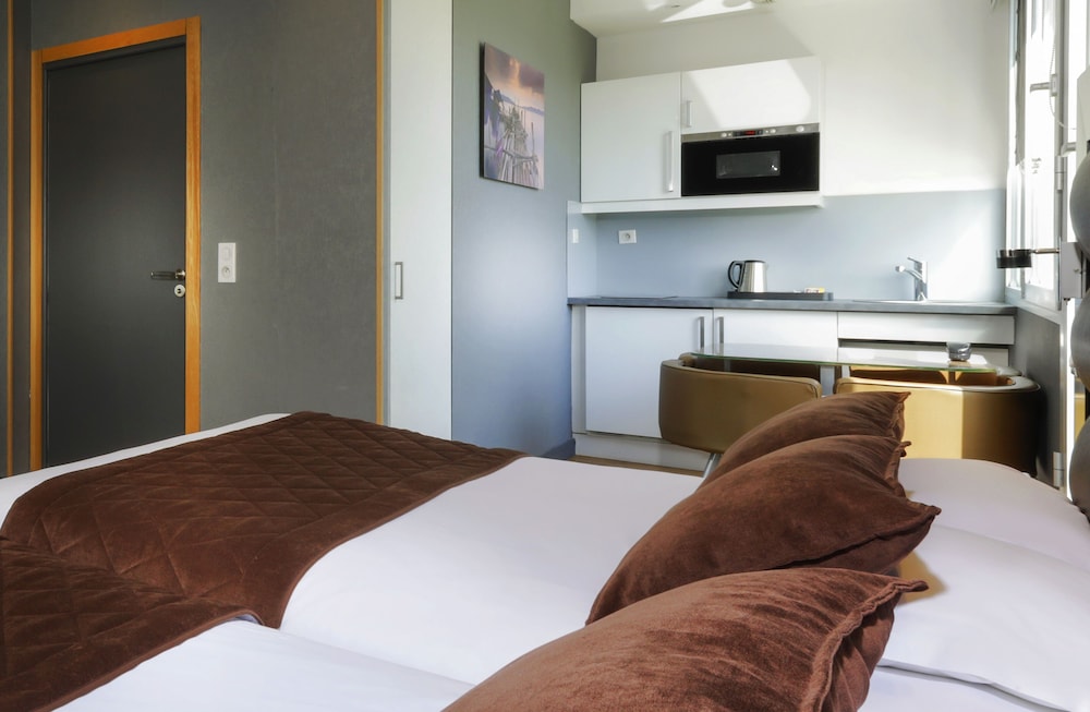 DELUXE, TWIN BEDS