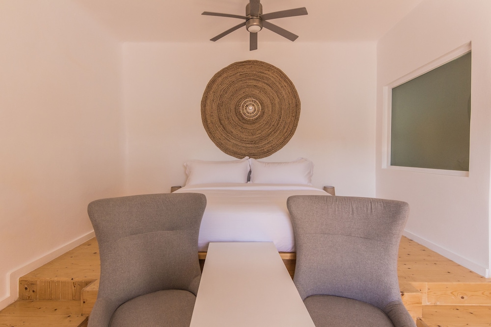 SALT SUITES & EXECUTIVE ROOMS 2/56