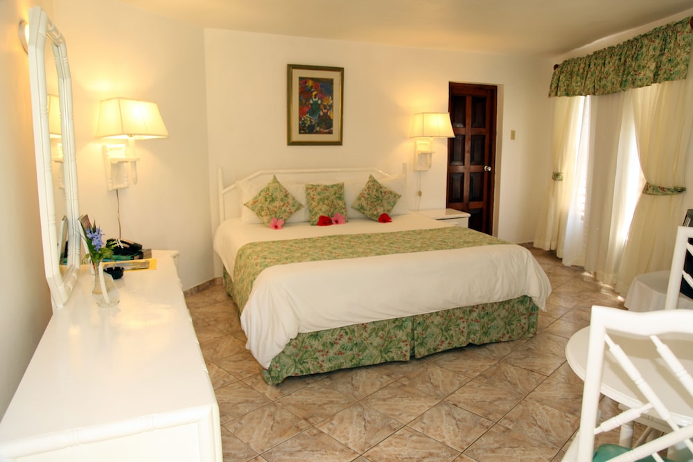 Negril Tree House Resort 10/69