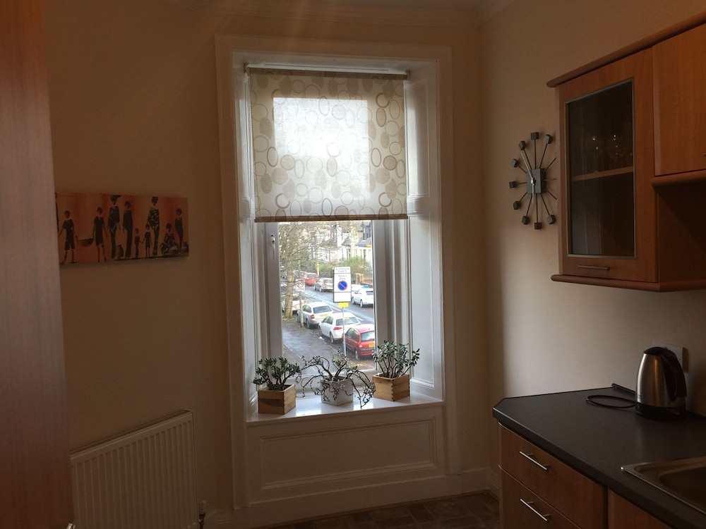 Great location 1 Bedroom Scotstoun Flat 10/10
