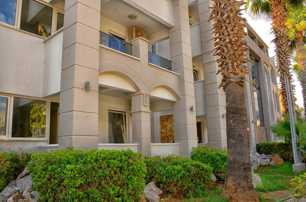 Two Seas Hotel 8/50