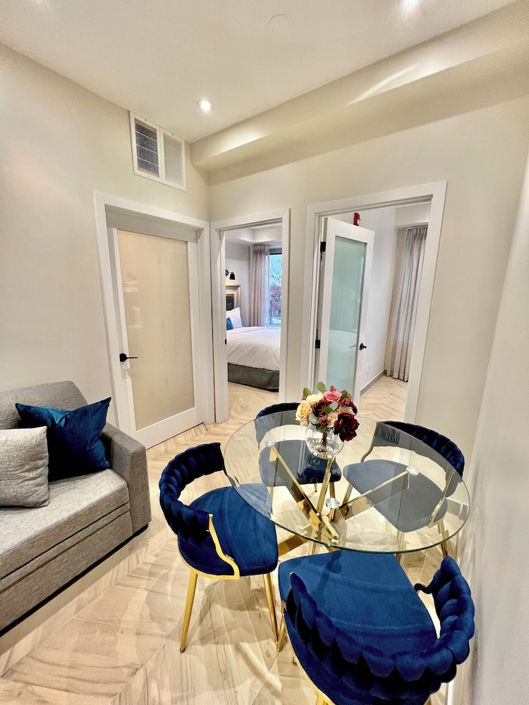 Toronto Rooms And Suites 27/49