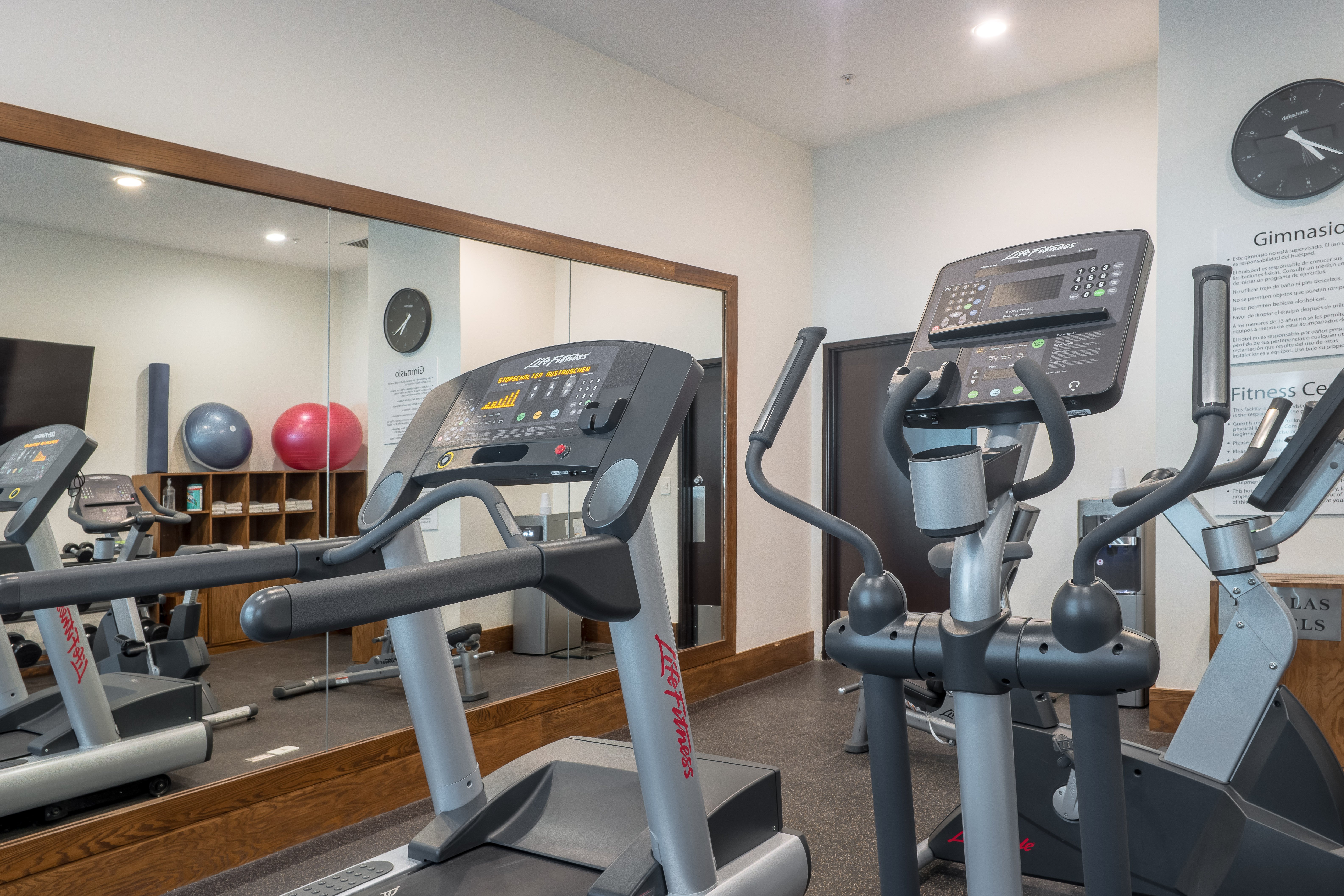 Holiday Inn Express & Suites Silao Aeropuerto - Terminal 12/26