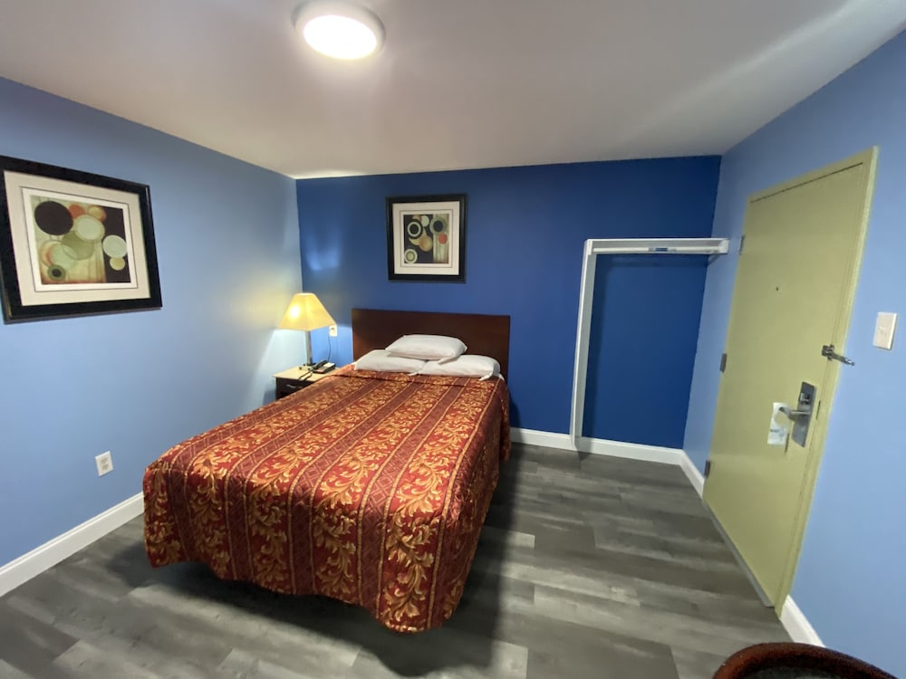 Red Carpet Inn and Suites 14/22