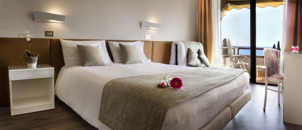 Hotel Desiree 10/67