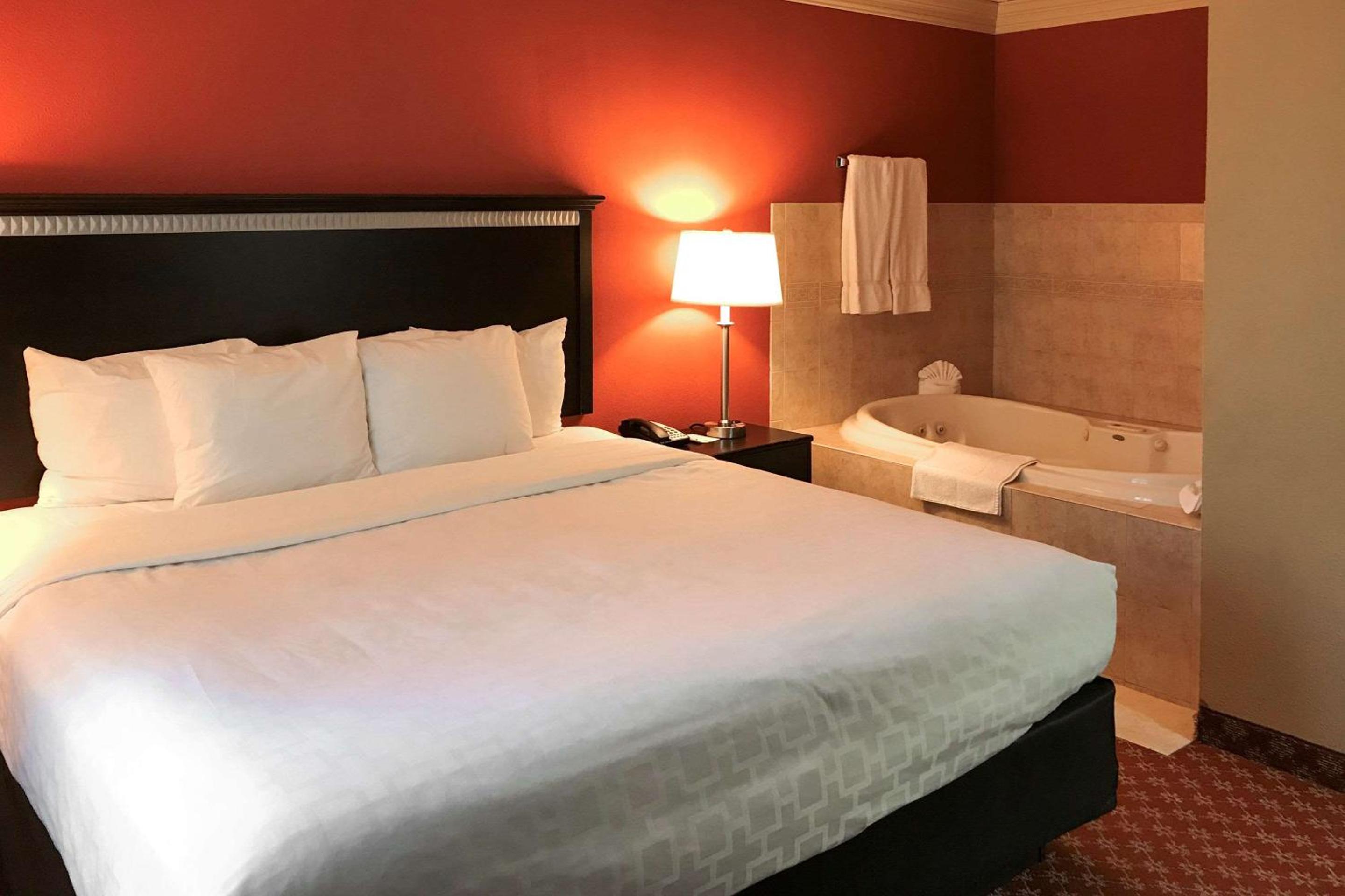 غرفة بسرير كينج بحوض جاكوزي، Clarion Hotel & Conference Center Toms River 2/7
