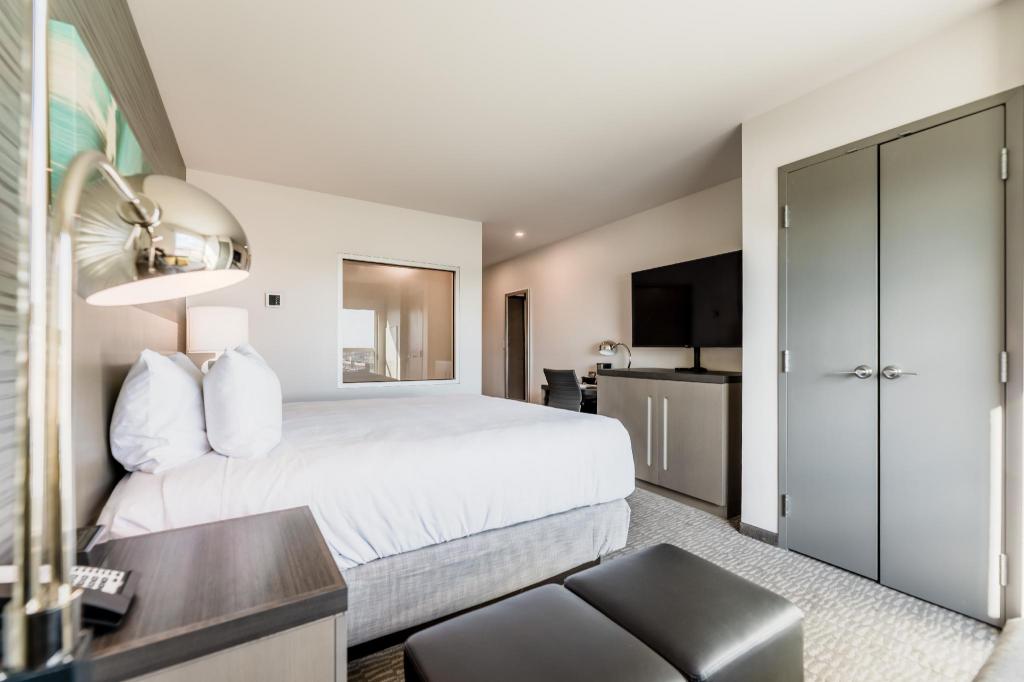 Spa, King Bed, Den