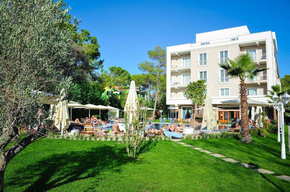 Sandy Beach Resort 70/74