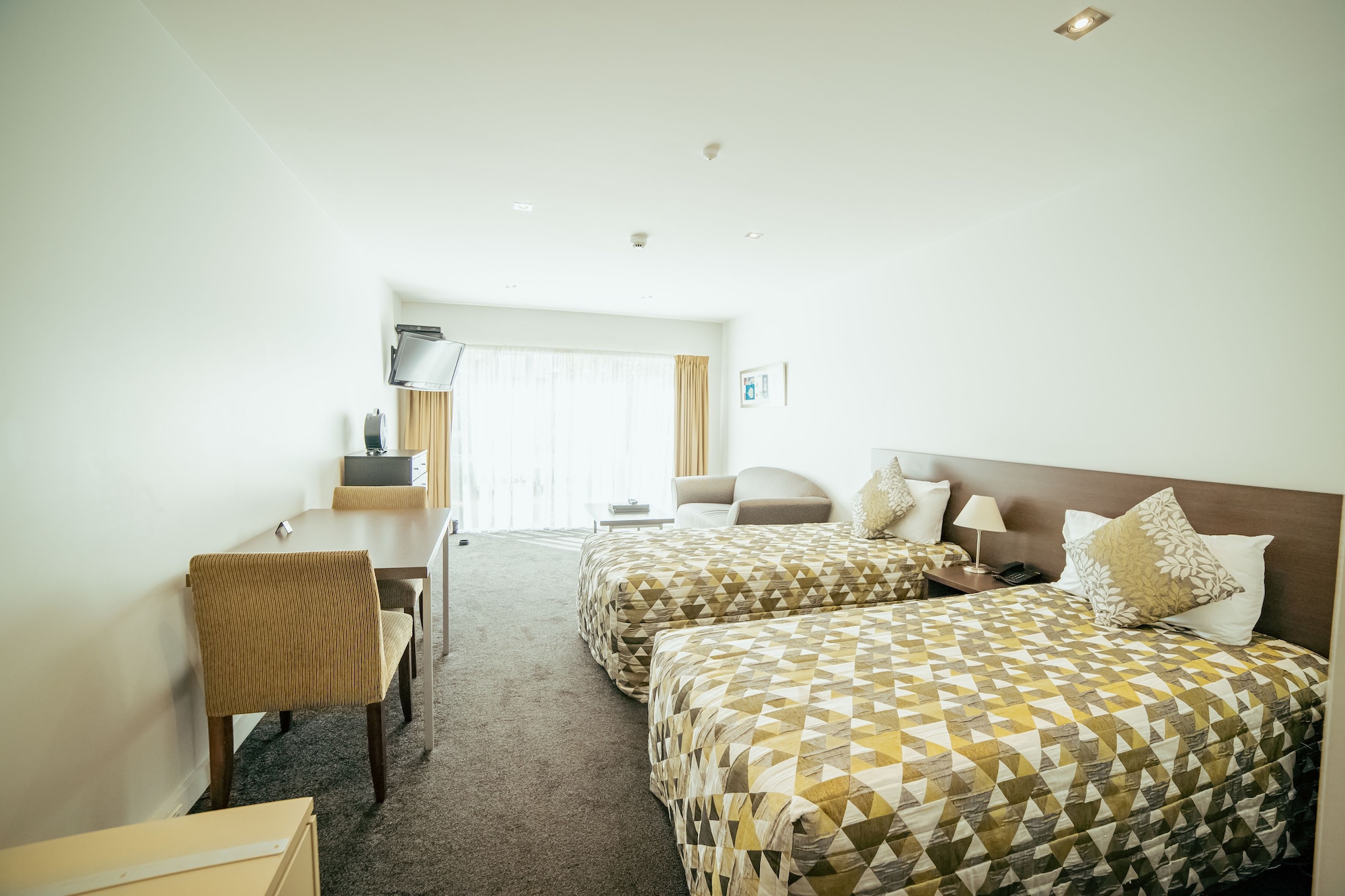 EXECUTIVE, STUDIO, KING BED