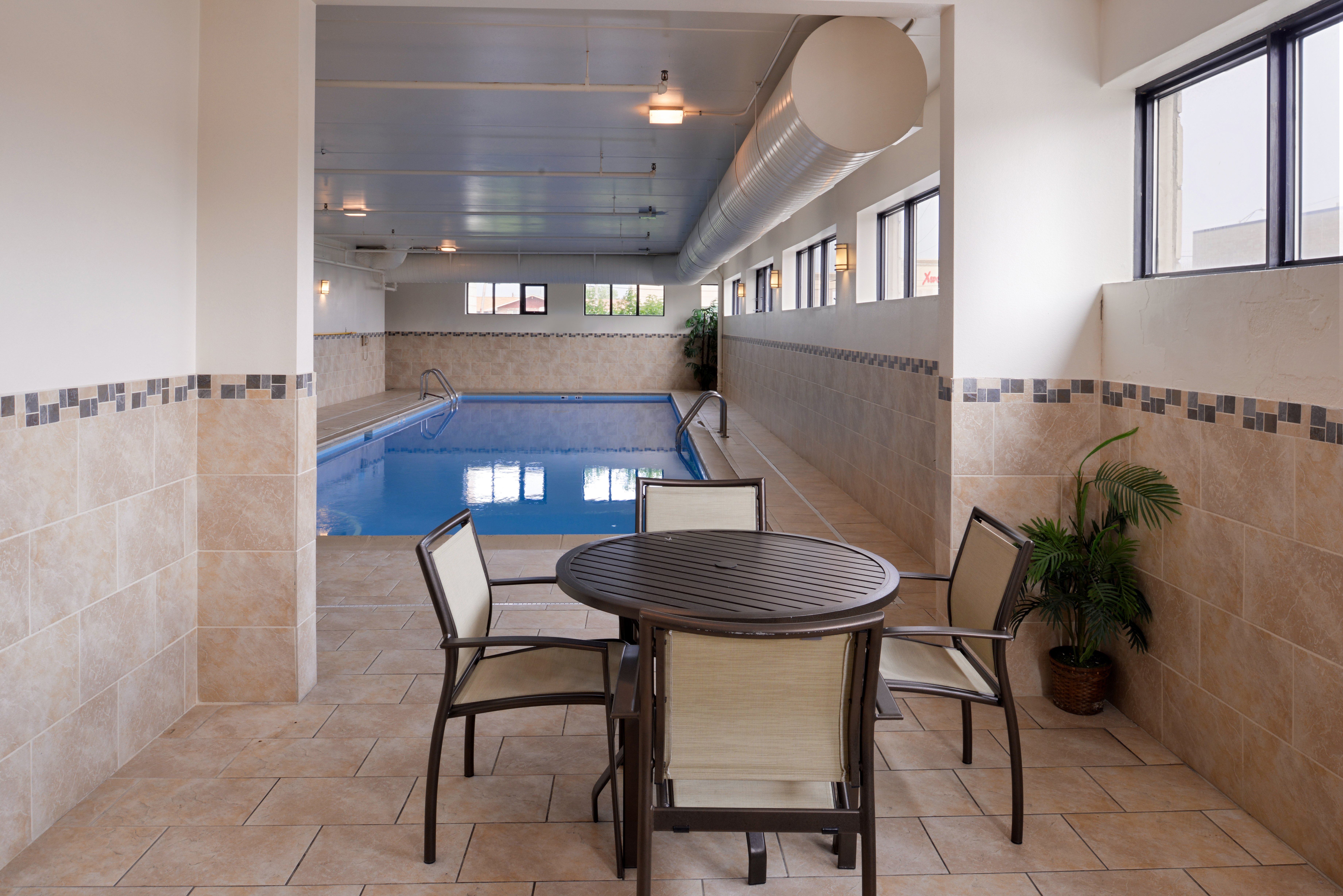 Holiday Inn Express Crestwood 52/69