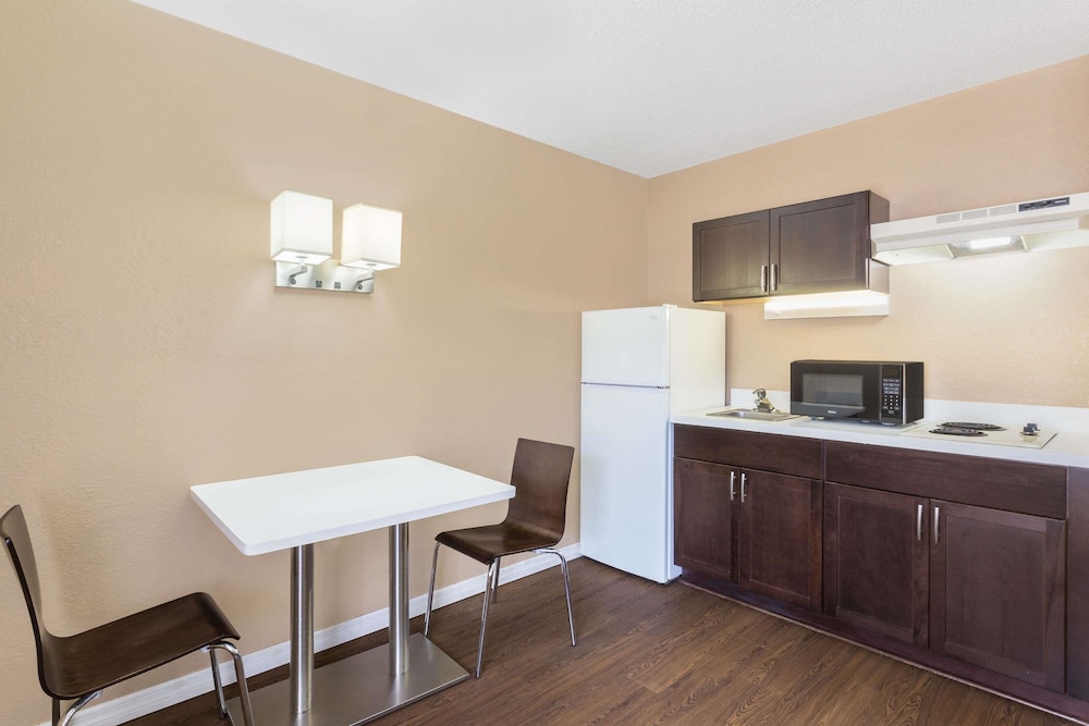 Super 8 by Wyndham Ellenton Bradenton Area 11/29