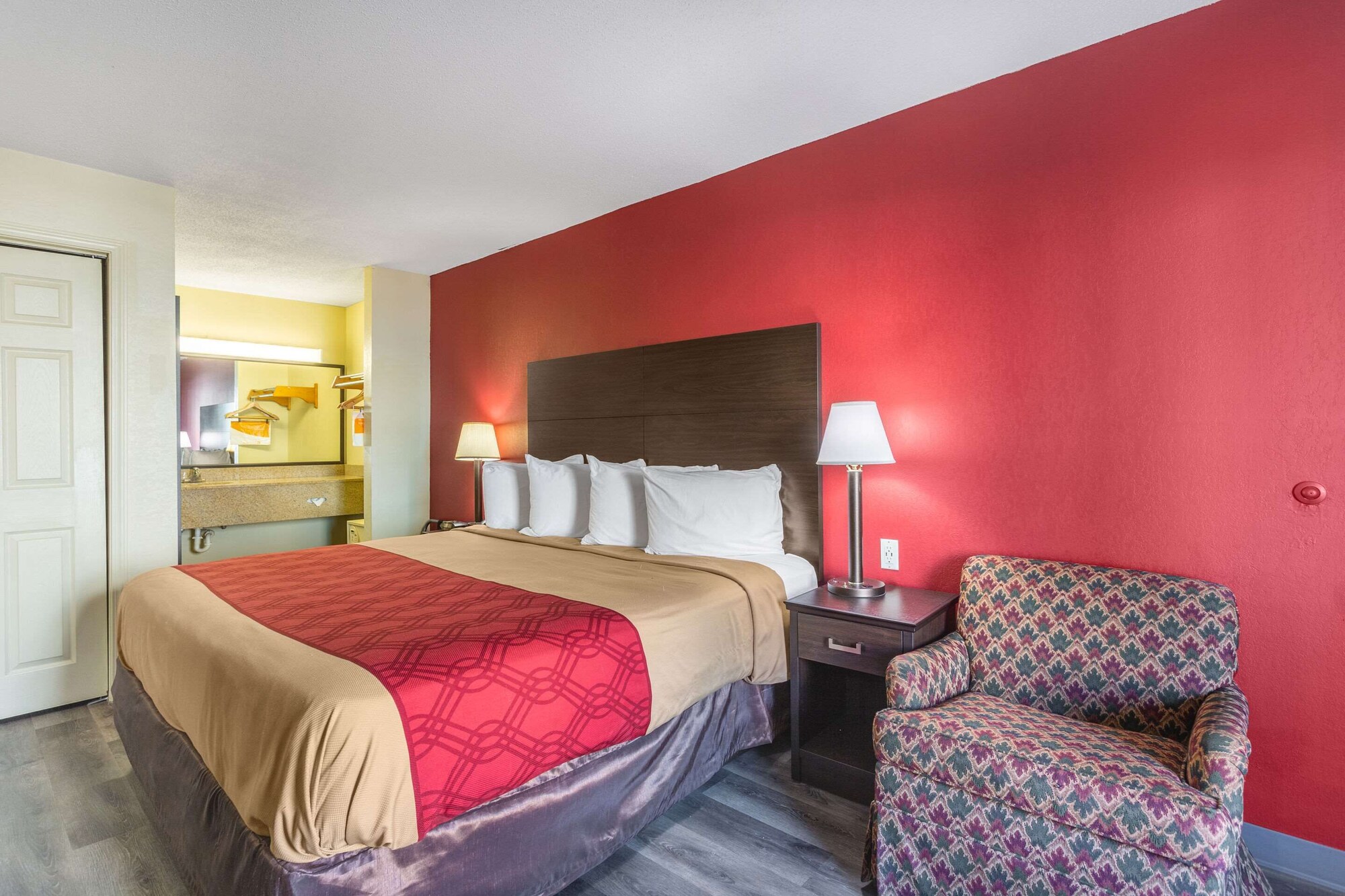 غرفة قياسية بسرير كينج، Econo Lodge & Suites Clarksville near Governors Square Mall 2/6