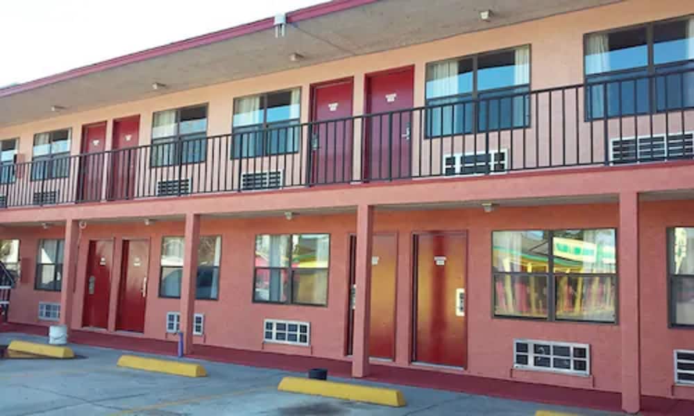 Summer Breeze Motel 7/52
