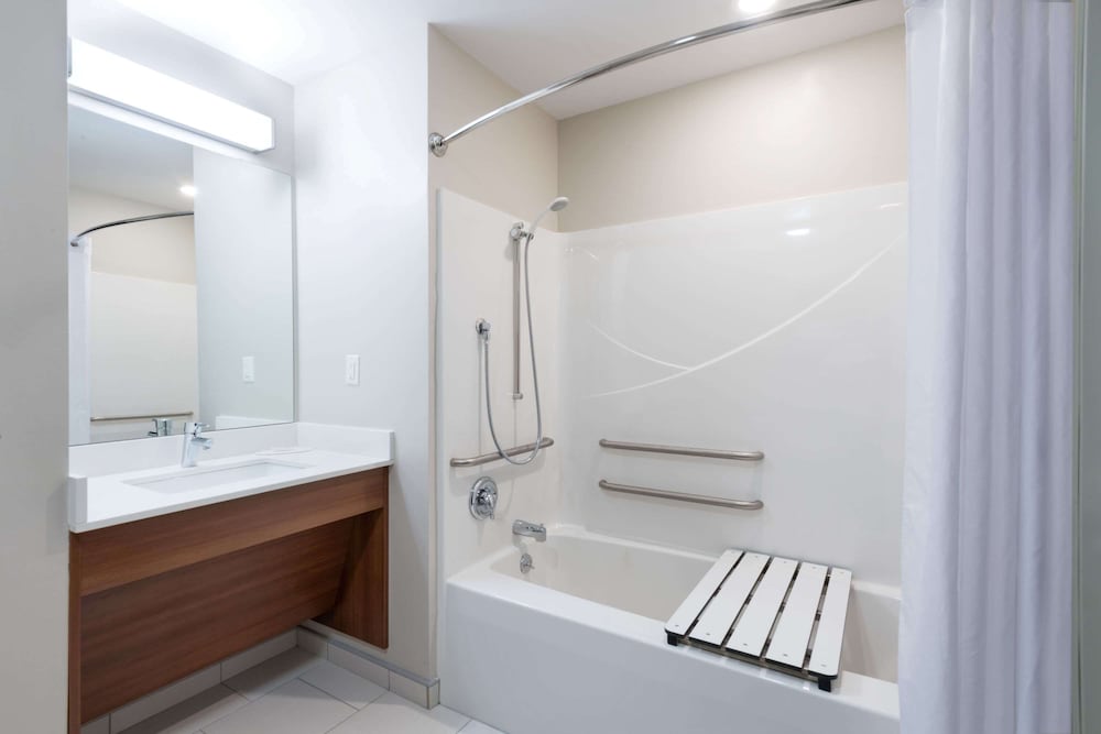 Microtel Inn & Suites By Wyndham Windham 11/41