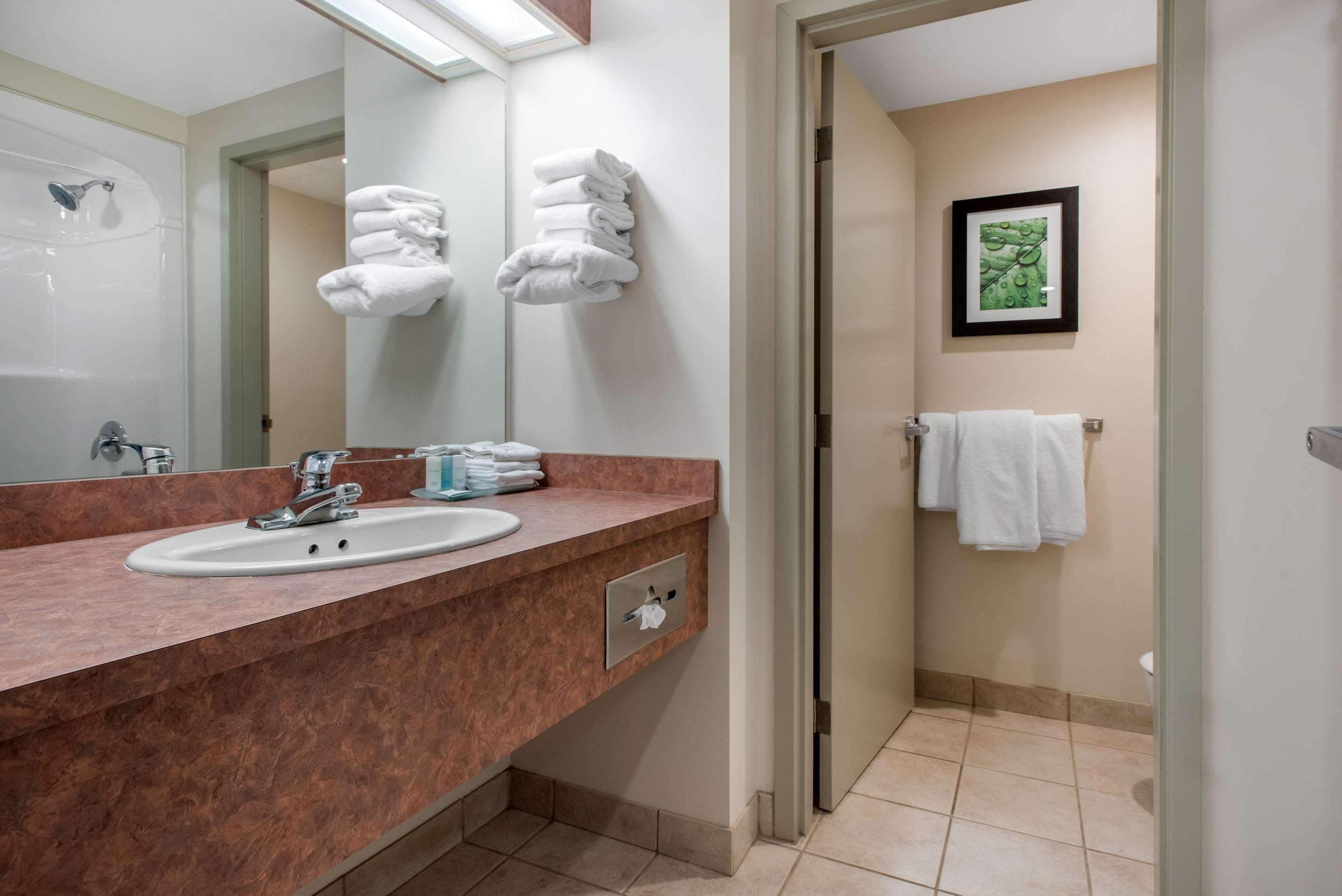 جناح بسرير كوين لذوي الإعاقة، Clarion Hotel & Suites Brandon 2/2