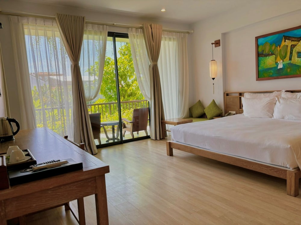 DELUXE, DOUBLE OR TWIN BED, BALCONY
