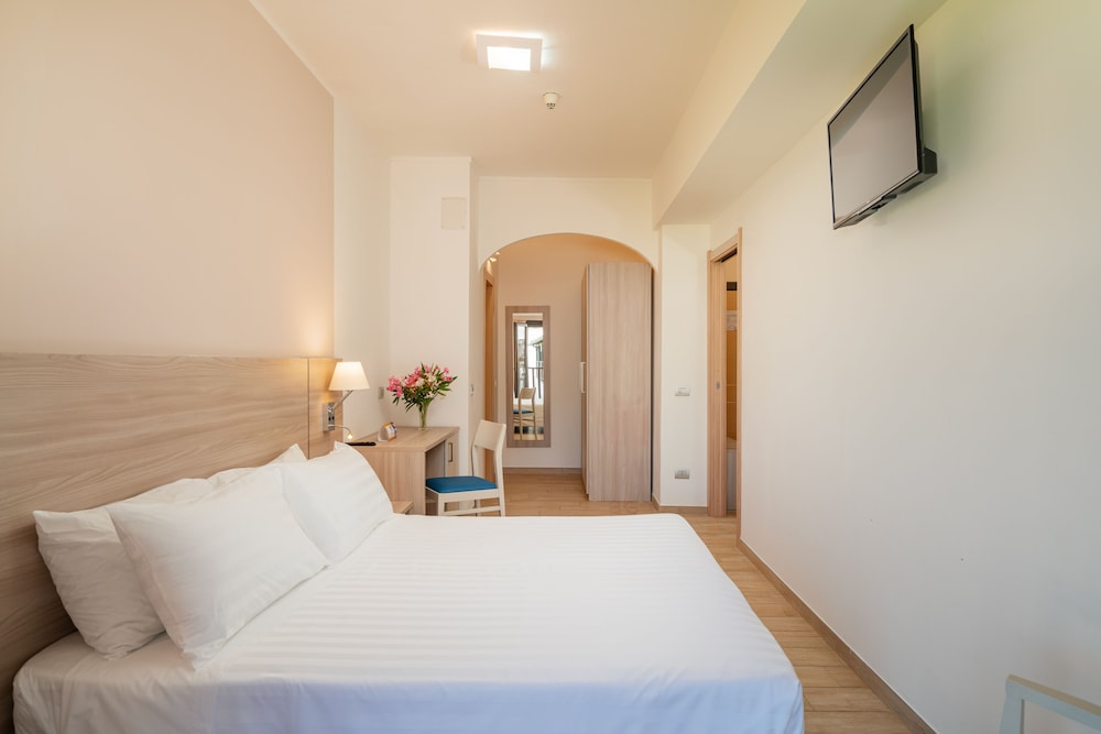 Family, 1 Double and 3 Side Beds, Side Sea View