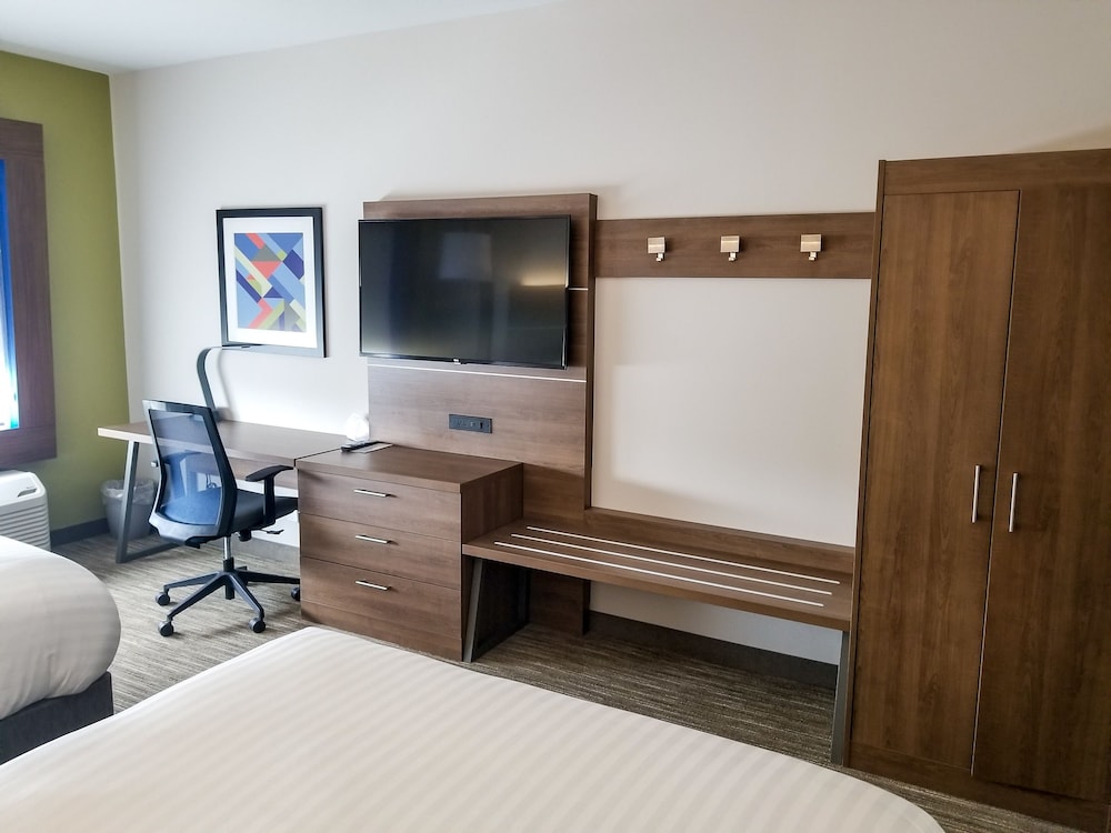 Holiday Inn Express Suites Charlotte Ne University Area 18/40