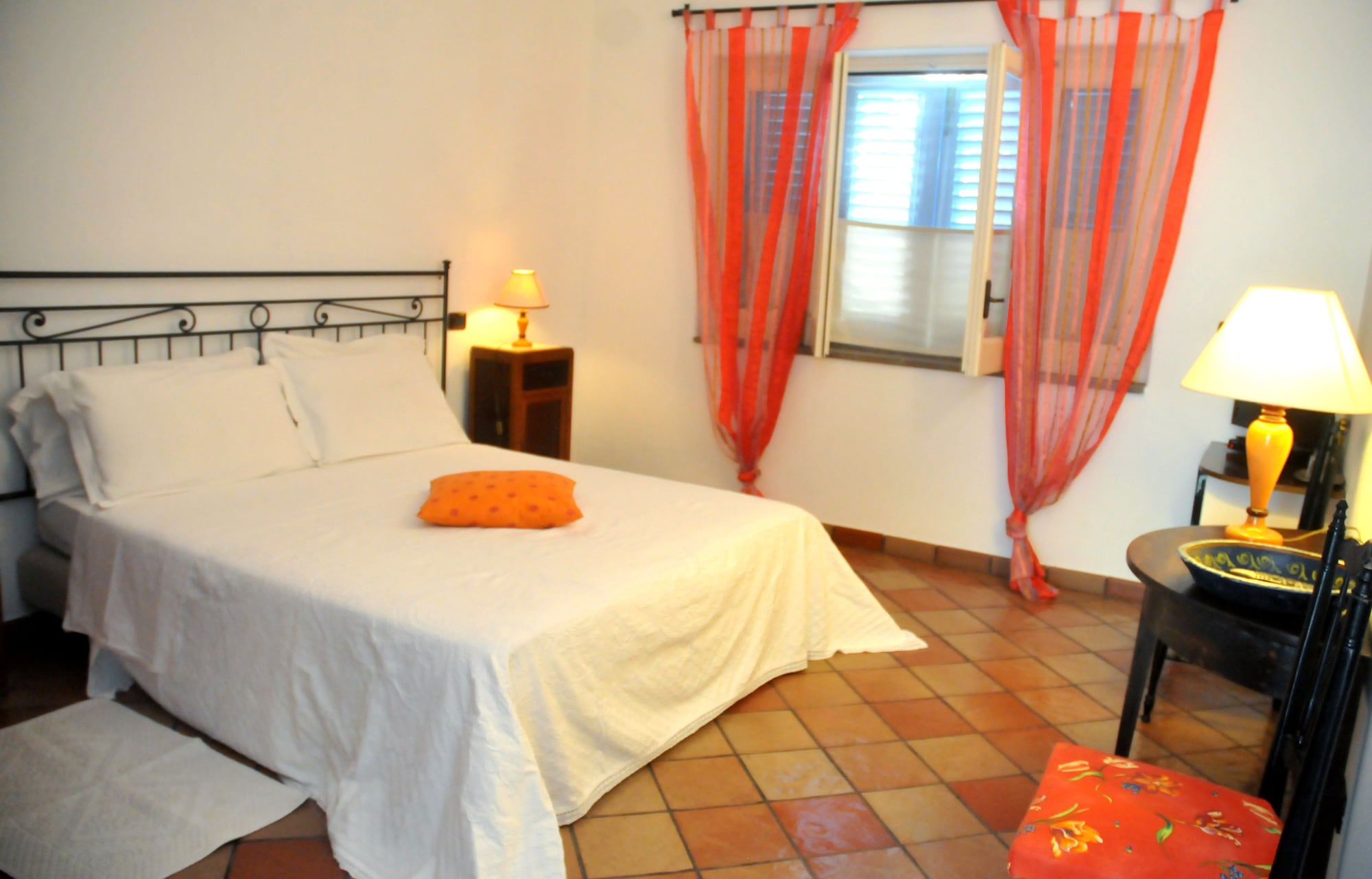ROOM, DOUBLE BED