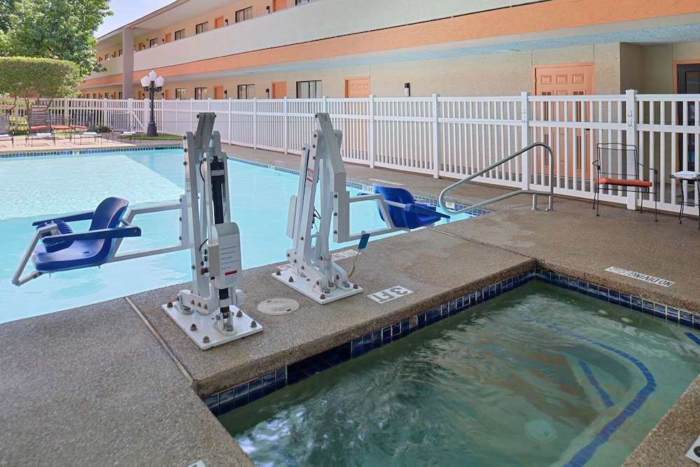 Red Roof Inn & Suites Irving - DFW Airport South 19/45