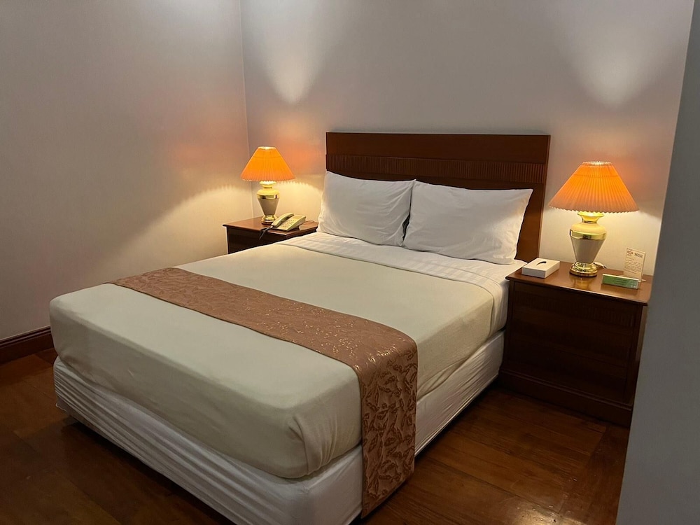 Townhouse OAK Makati Manila Near PNR Pasay Evangelista formerly VIP Suites 16/47