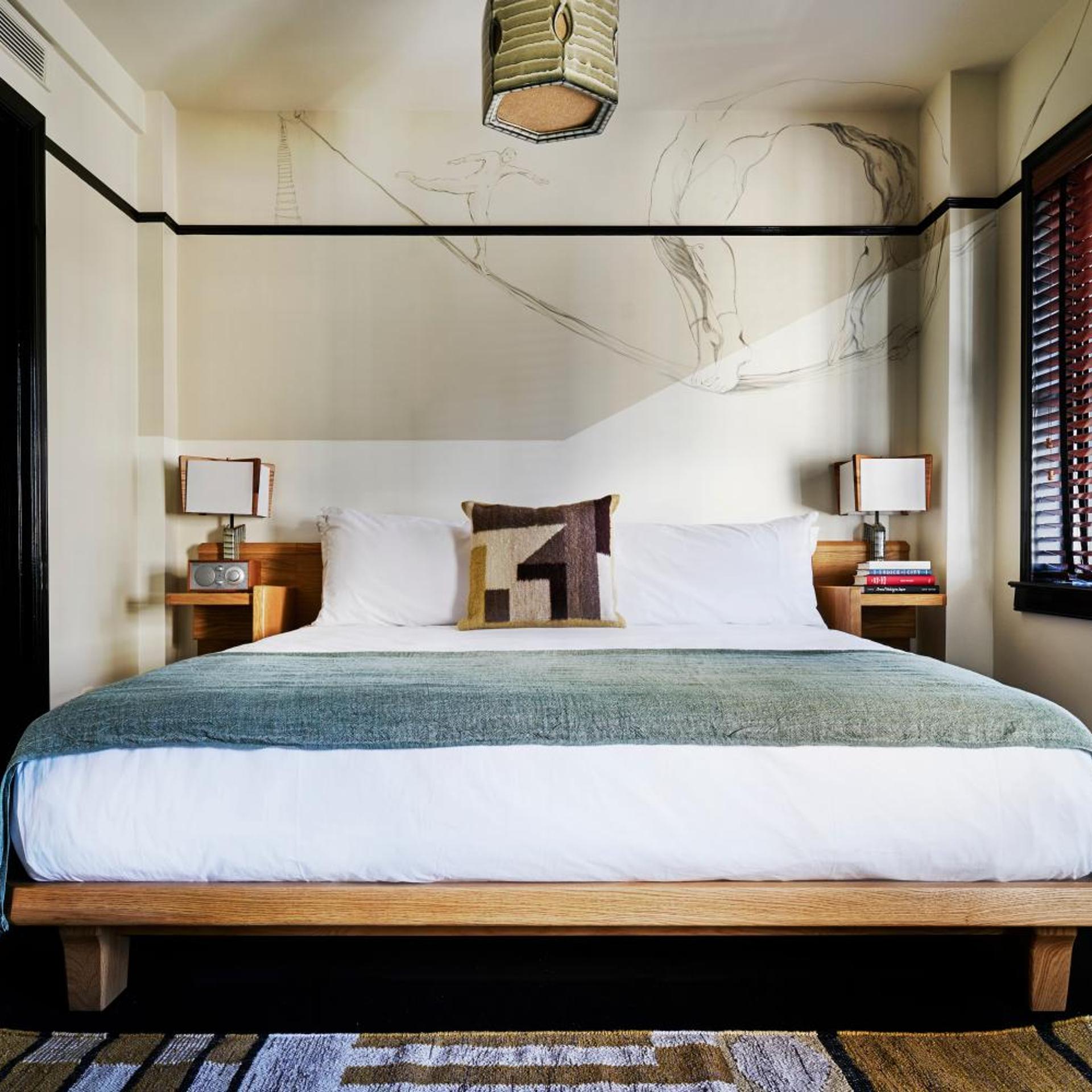 Deluxe, King Bed, Freehand New York 2/6