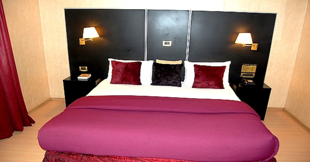 Chesney Hotel 12/35