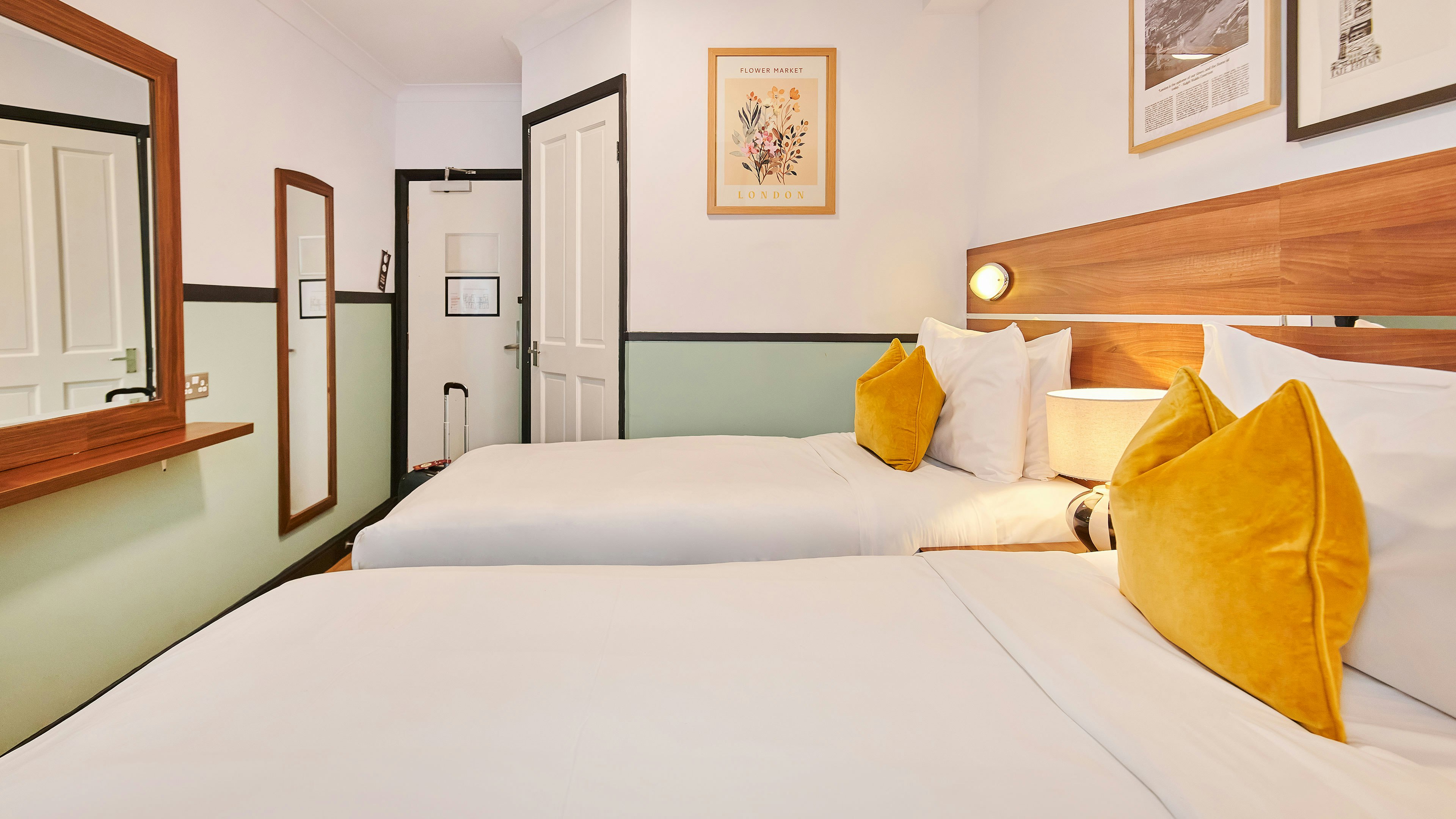 Huttons Hotel, Victoria London 25/63