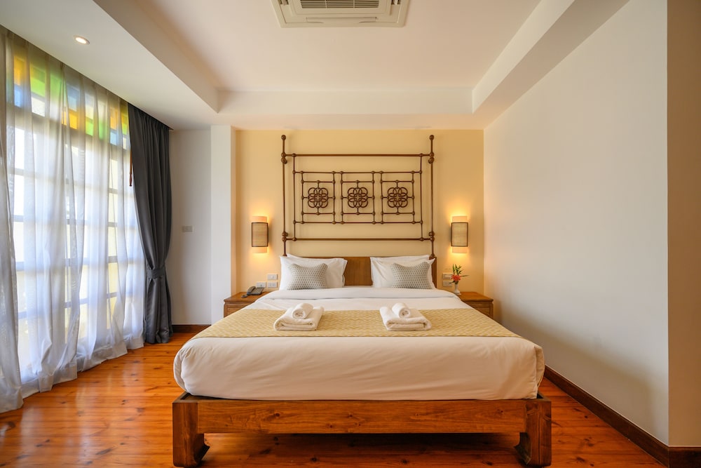 DELUXE, DOUBLE BED