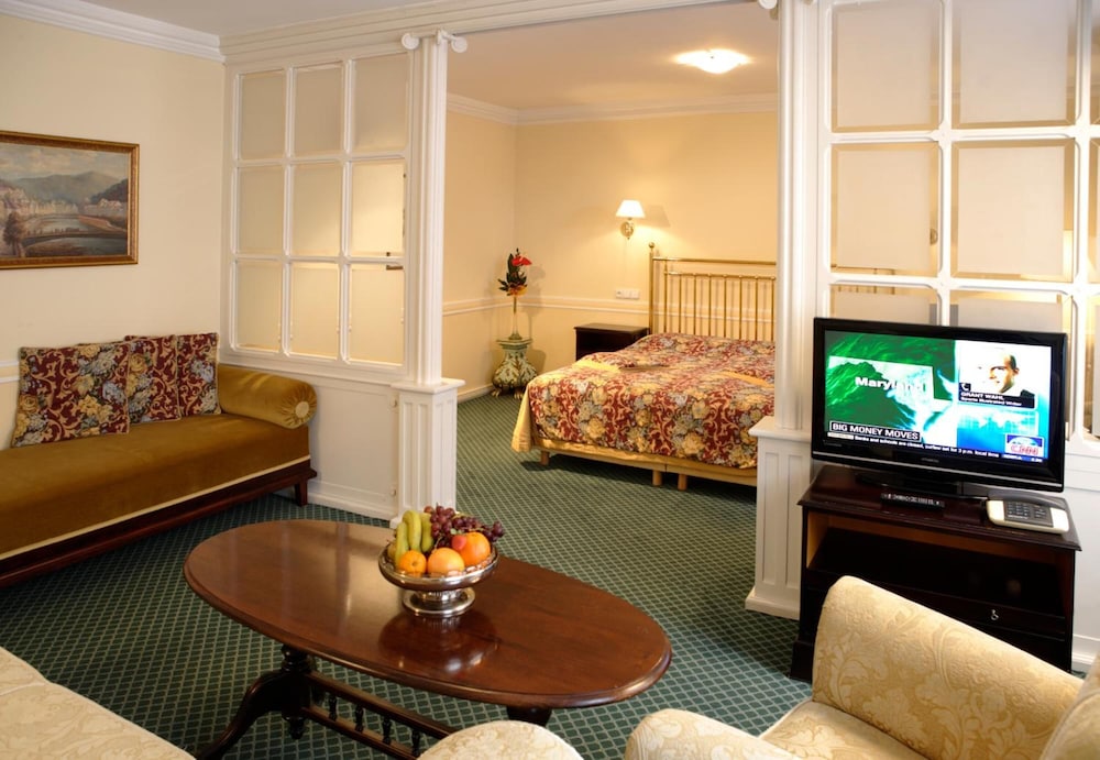 Embassy Hotel 19/40