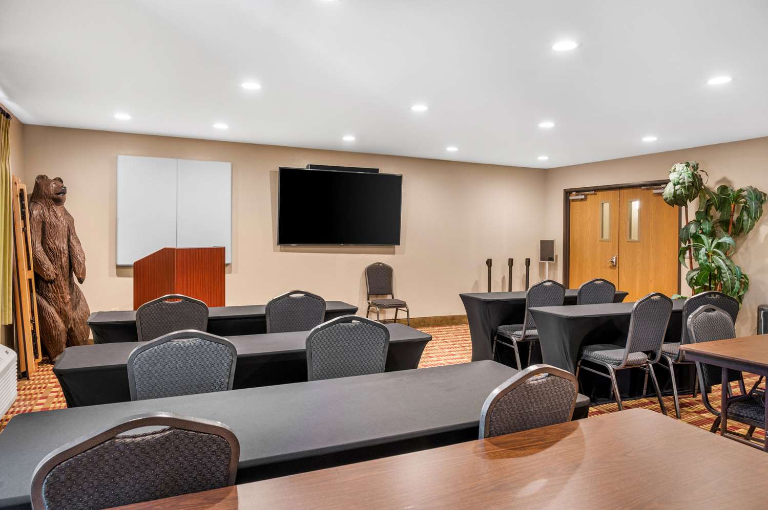 White Pines Inn & Suites of Holland 37/48