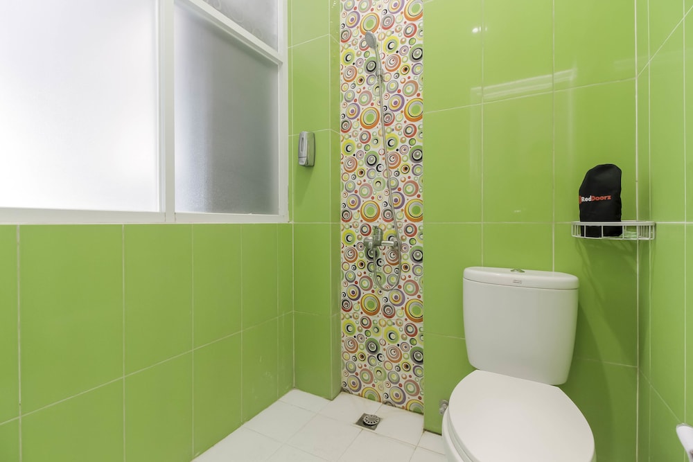 Reddoorz Plus Near Stasiun Bekasi 15/45