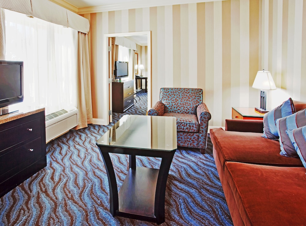 Holiday Inn Express Hotel Suites Santa Cruz 53/72