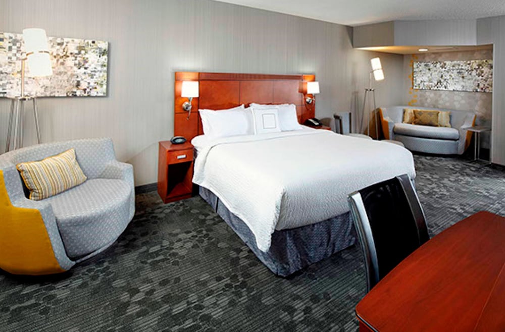 Suite, King Bed, Sofa, Accessible