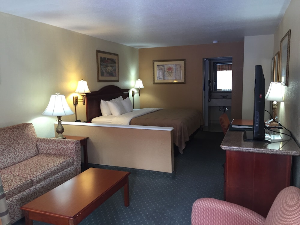 Econo Lodge Inn and Suites Eagle Pass, TX 23/37