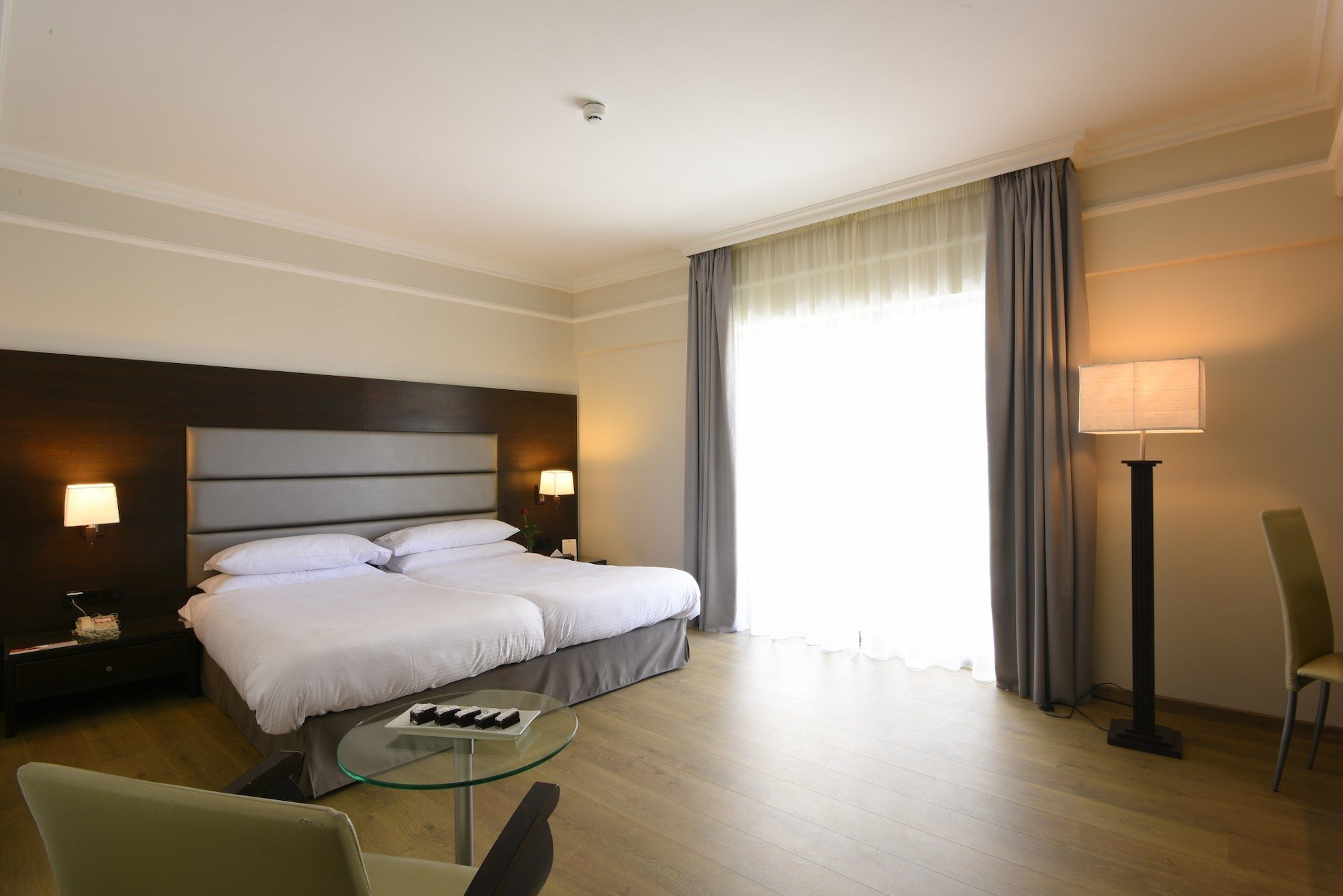 EXECUTIVE, TWIN BEDS, SMOKING