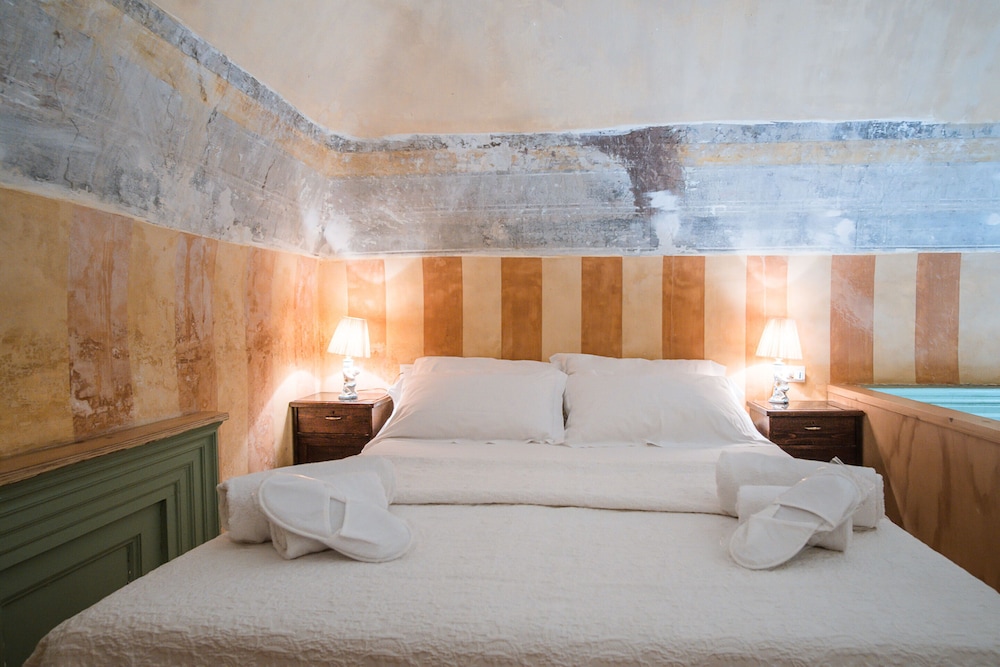 Apartment, Queen Bed, Two Story, Terrace