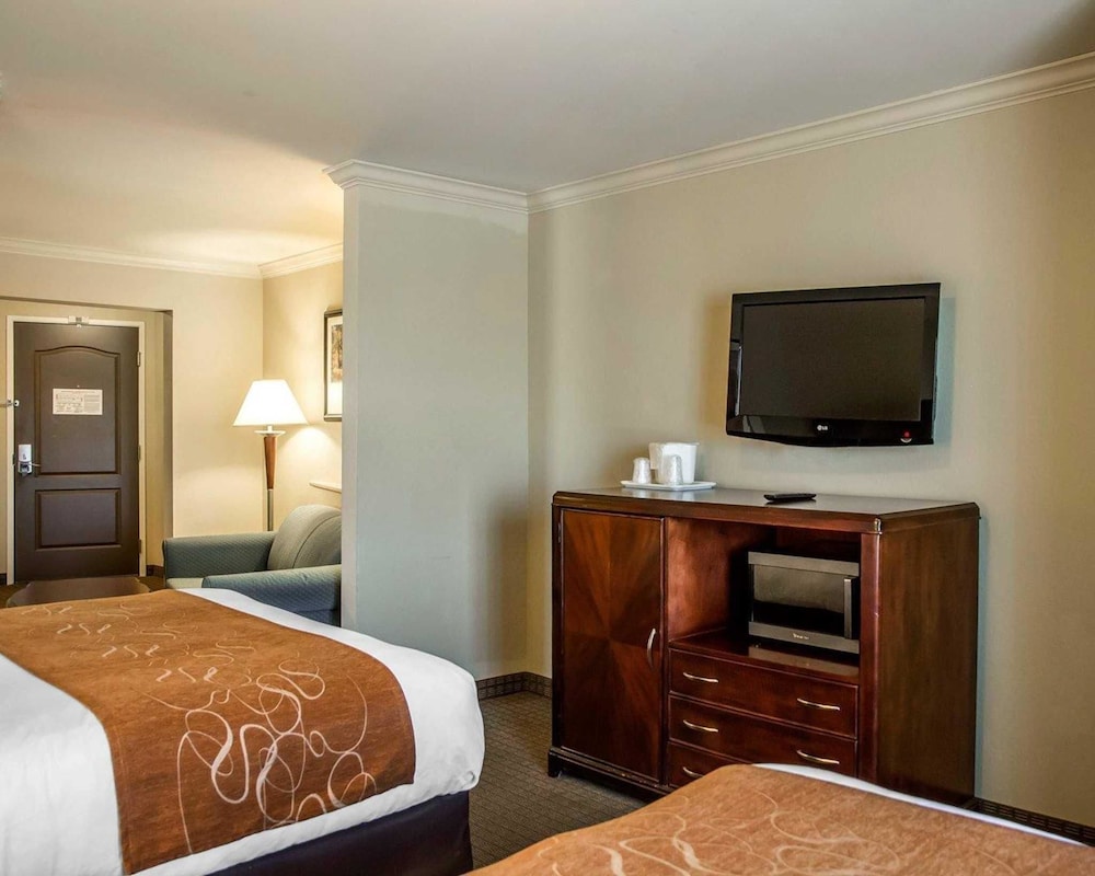 Spark by Hilton Cincinnati Fairfield 17/42