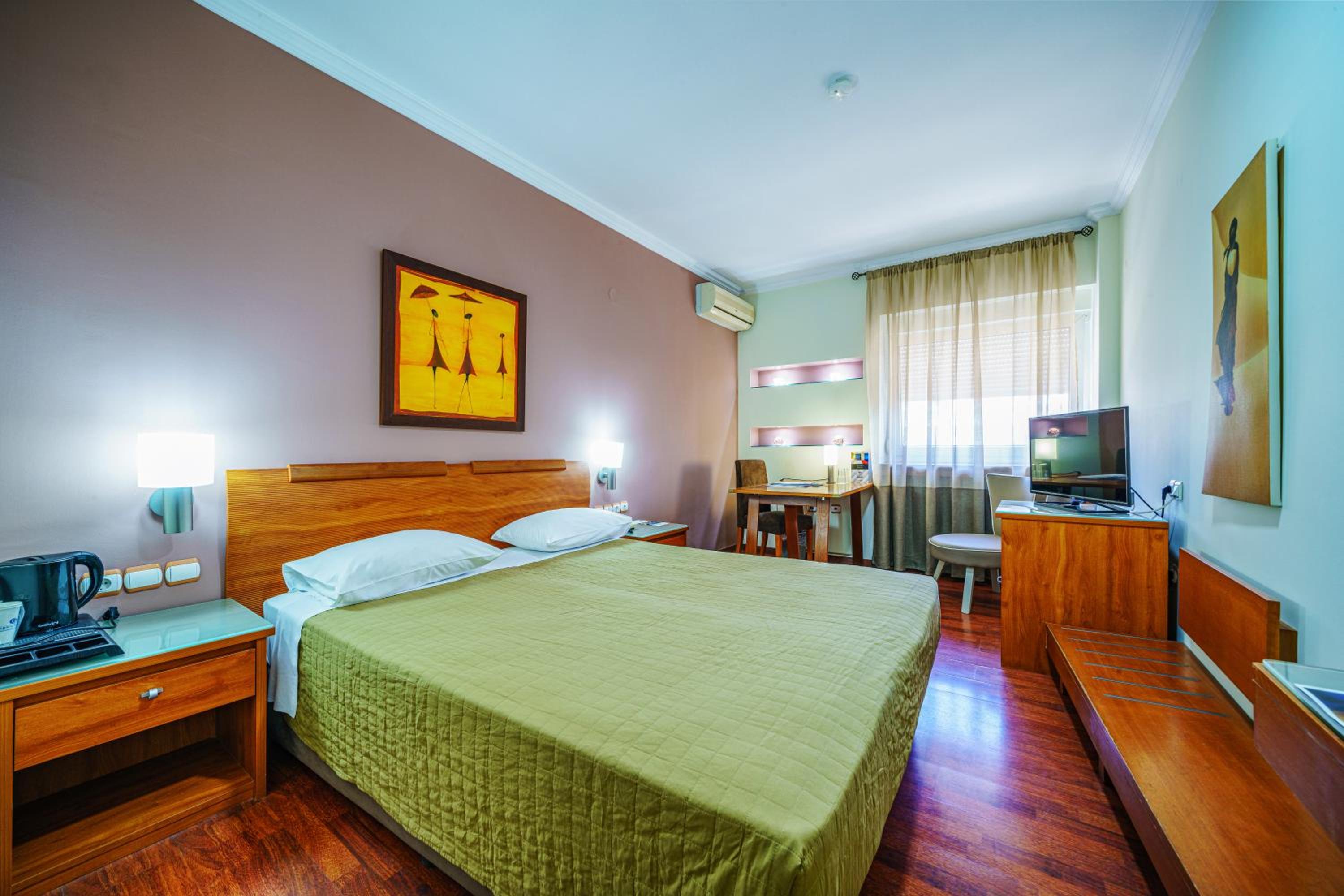 ROOM, DOUBLE BED