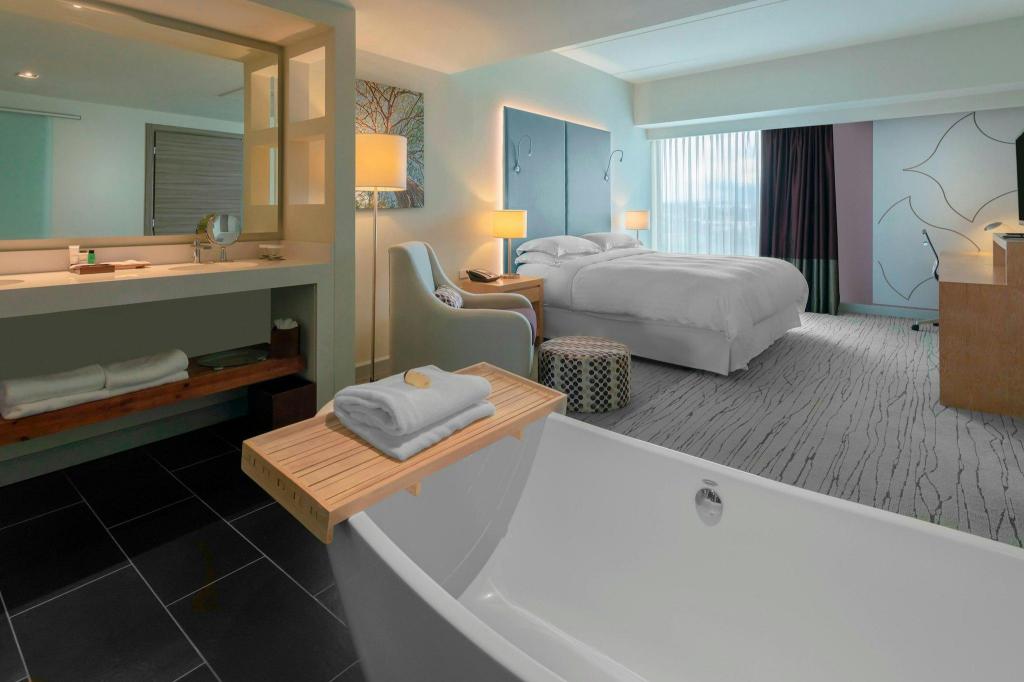 1 Bedroom, Sheraton, Suite, King Bed, Panoramic View, Bathtub, Large