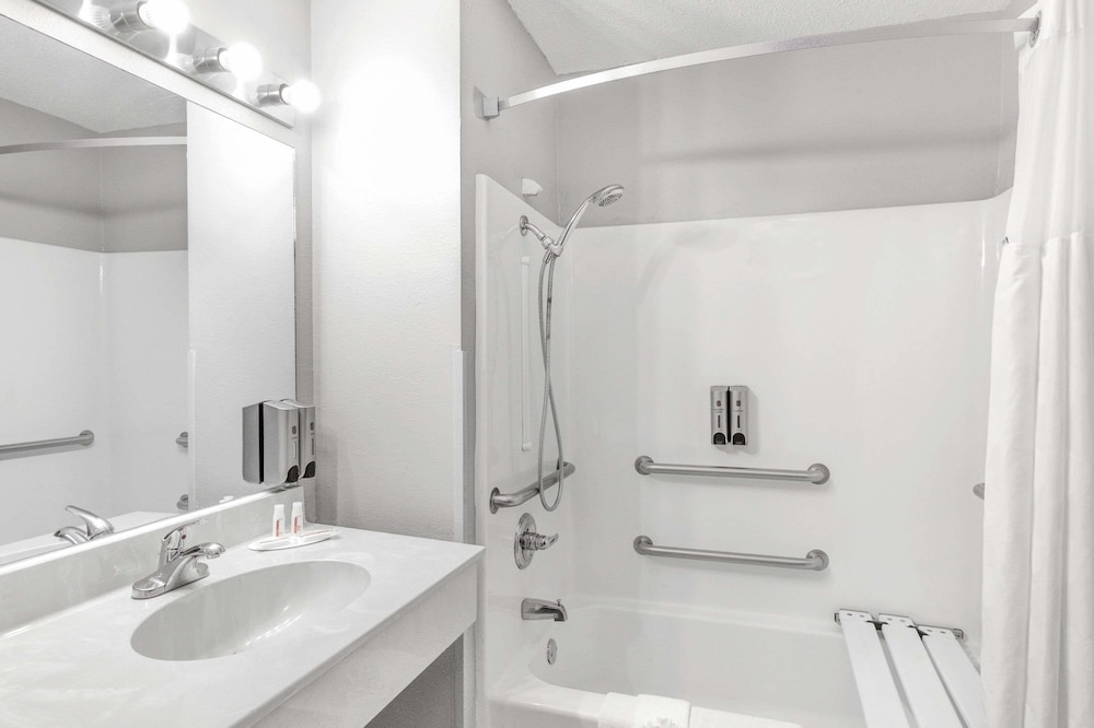 Super 8 By Wyndham Victoria/North/Mall Area 10/35