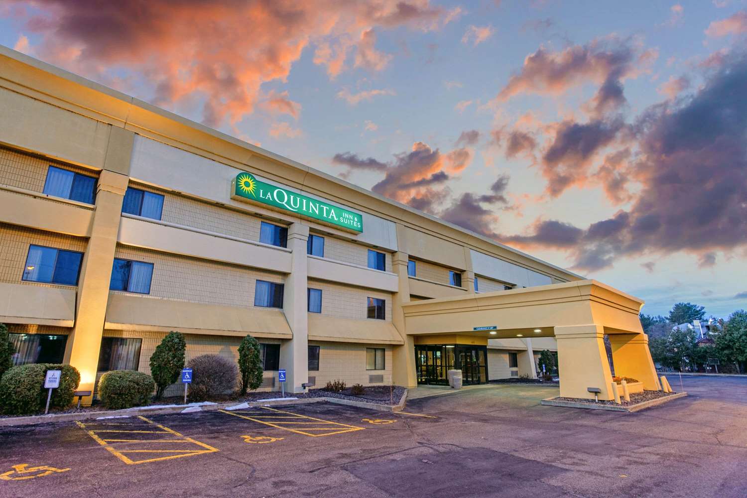 La Quinta Inn Suites By Wyndham Stevens Point 2/24