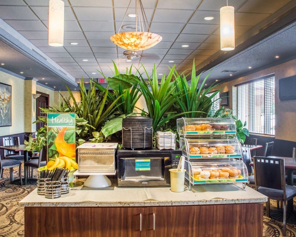 Clarion Hotel & Suites Riverfront Oswego 4/35