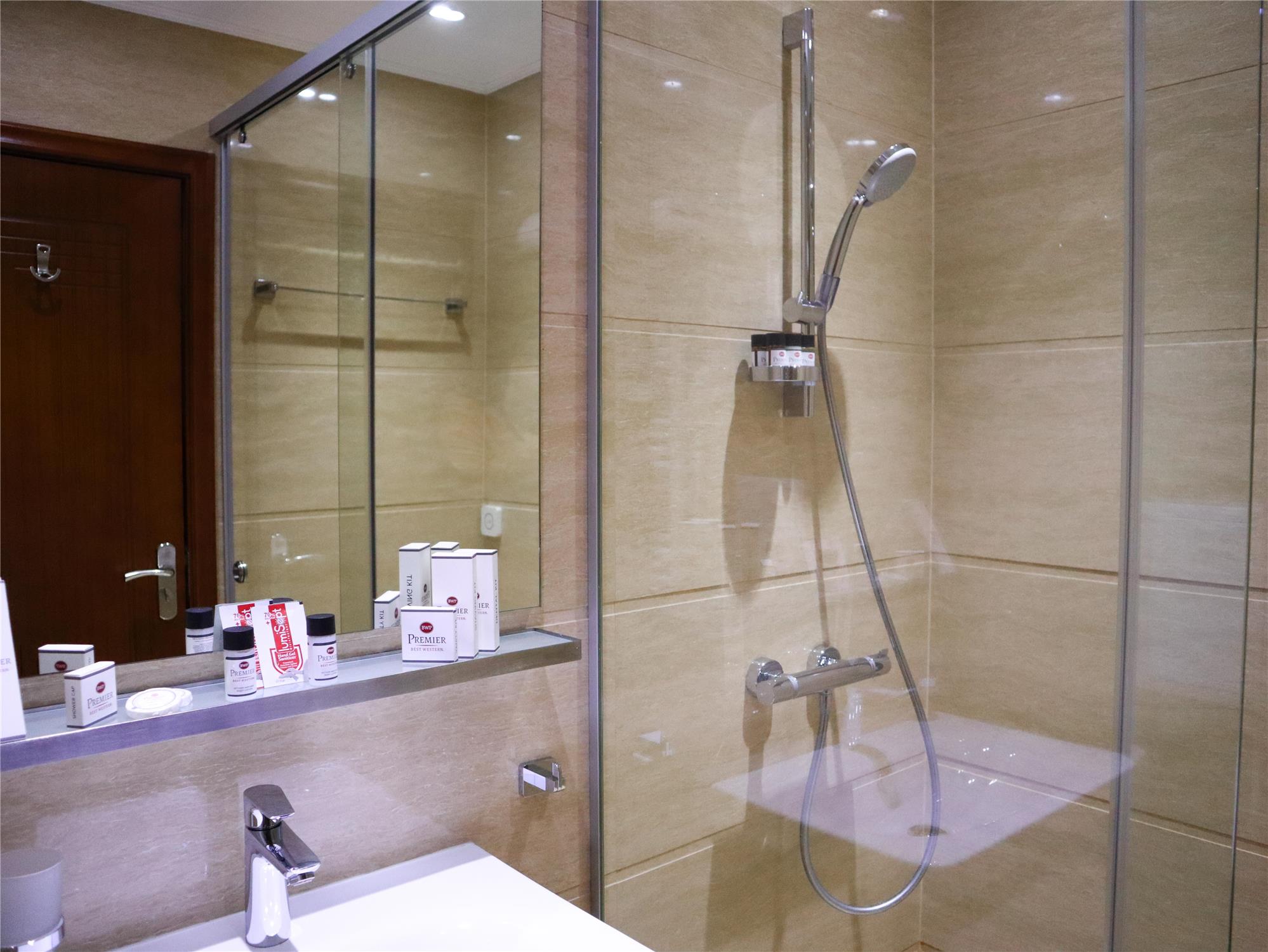 شقة بسرير كينج وسريرين منفصلين مع أريكة بمطبخ صغير، Best Western Premier Plovdiv Hills 3/5