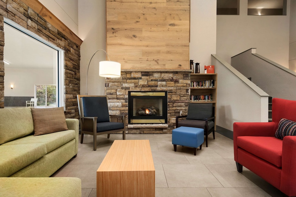 Country Inn & Suites by Radisson, Platteville, WI 32/48